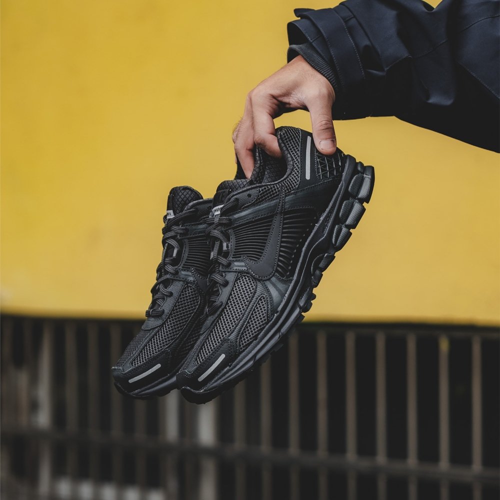 Nike vomero all black best sale